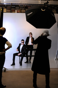 edie_karl_lagerfeld_aw12_bts_imgbox_2.thumb.jpeg.8b676298d1df38d38e10ef654c9fe428.jpeg
