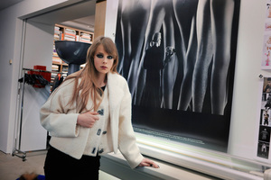 edie_karl_lagerfeld_aw12_bts_imgbox_5.thumb.jpeg.a4c9652cb942066999b7de31e99dbb82.jpeg