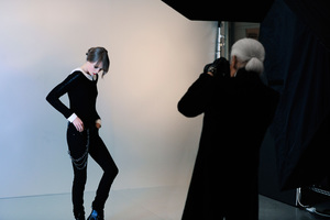 edie_karl_lagerfeld_aw12_bts_imgbox_8.thumb.jpeg.3a58fb42045b639903acda2b45521329.jpeg