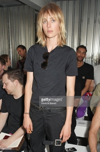 edie_lfwm_day2_10jun17_gettyimages_4.thumb.jpg.5fe5921cdf4f19ac8cf5c33113cdcb76.jpg