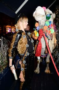 edie_love_christmas_16dec16_imgbox_celebrityphotos_2.thumb.jpg.f6e72fcfa00cf20e9c7040b857e50e66.jpg