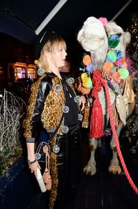 edie_love_christmas_16dec16_imgbox_celebrityphotos_3.thumb.jpg.1b4aff75e223772cda4b9b39af3b3ff7.jpg