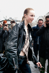 edie_sacai_aw15_lelook.thumb.jpg.3d910dd7f9abf8d0b71c15afd5b7adc5.jpg