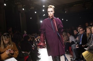 edie_sacai_aw16_fashionising.thumb.jpg.44e5df9e0ecd1a8d85fdb8ec90f39f6a.jpg