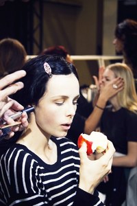 edie_sacai_ss14_vogue_3.thumb.jpg.58ab10b71453f2fd81c818c520426249.jpg