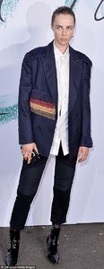 edie_serpentine_28jun17_dailymail_1.thumb.jpg.08617553d5574261c6d33f8152794c2f.jpg