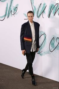 edie_serpentine_28jun17_purepeople.thumb.jpg.137025d960cdf225fd9402c39d6d8c6e.jpg
