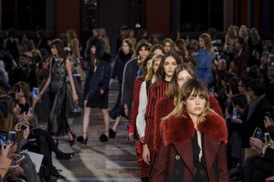 edie_sonia_rykiel_aw16_fashionisingpictures.thumb.jpg.59ea658694b8d606e4eb8051facaadba.jpg