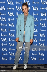 edie_va_summer_party_21jun17_gettyimages_2.thumb.jpg.04a1b5825b856542f800514577e7aff1.jpg