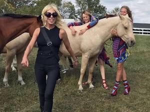 edie_versace_ss17_bts_donatella_versace.thumb.jpg.3540d5407c6d61411ee72e8299c0a602.jpg
