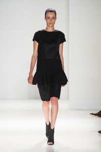 edie_victoria_beckham_ss14_nymag_2.thumb.jpg.11b7881aaf372a22f5b14cc1285a7c38.jpg