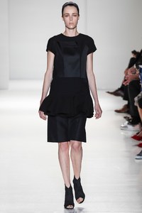 edie_victoria_beckham_ss14_vogue_2.thumb.jpg.ad7b31d376362f1411aecc9a5d00061f.jpg