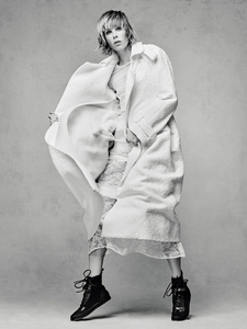 edie_vogue_china_dec15_imagebam_photocouture-show_5.thumb.jpg.f0d424d677134932b996d1a8dc0906ae.jpg