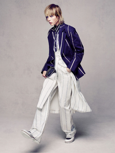 edie_vogue_china_dec15_imagebam_photocouture-show_7.thumb.jpg.425db54bc9bb76a3115636d64142bbc8.jpg