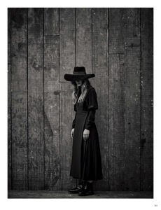 edie_vogue_germany_dec16_imgbox_vogue_4.thumb.jpeg.417bc781ec58cbb633559bdd25bc7a2e.jpeg