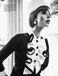 edie_vogue_germany_mar13_imagebam_9.thumb.jpg.cbfd52e71ff108985d769eb3f9f8130f.jpg