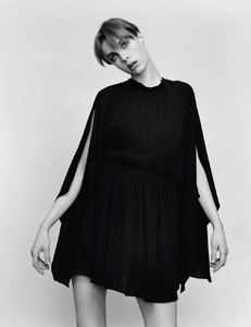 edie_vogue_paris_mar16_imagebam_photocouture-show_10.thumb.jpg.8719a8b8503ec386397c59e46871cbeb.jpg