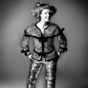 edie_vogue_paris_mar16_imagebam_photocouture-show_6.thumb.jpg.4273f910cfdd8bc4ff45058f11b193cf.jpg