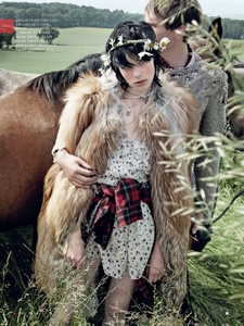 edie_vogue_sep13_imgbox_vogue_6.thumb.jpeg.c5a1e25e6643029664371982fed46ea5.jpeg
