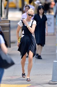 elsa-hosk-out-and-about-in-new-york-06-12-2017_3.jpg