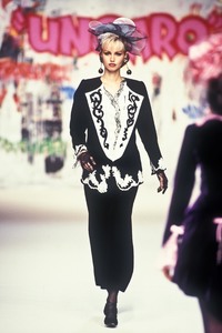 emanuel-ungaro-hc-fw-1994-5.thumb.jpg.ea0244189b4450691da00ab4470b3a70.jpg