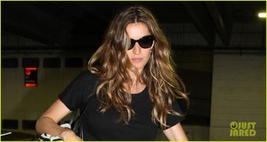 gisele-bundchen-airport-boston-05.jpg