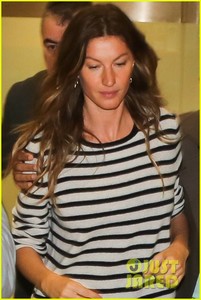 gisele-bundchen-arrives-in-style-in-brazil01.jpg