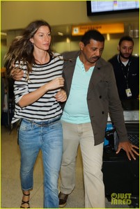 gisele-bundchen-arrives-in-style-in-brazil02.jpg