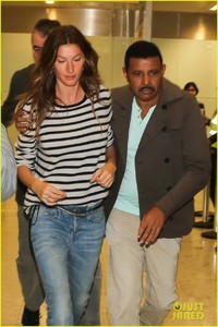 gisele-bundchen-arrives-in-style-in-brazil04.jpg