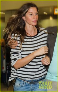 gisele-bundchen-arrives-in-style-in-brazil05.jpg