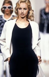 givenchy-ss-1996-3.thumb.png.b27f85589c5307e69f400e20ffd7a846.png