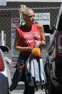 gwen-stefani-leaves-josephine-s-nail-boutique-in-encino-06-25-2017-3.jpg