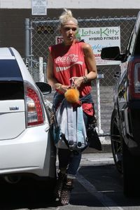 gwen-stefani-leaves-josephine-s-nail-boutique-in-encino-06-25-2017-4.jpg