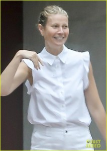 gwyneth-paltrow-goes-makeup-free02.jpg