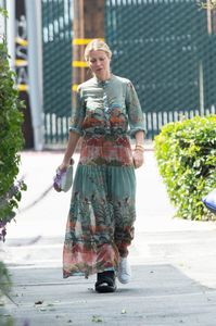 gwyneth-paltrow-walking-with-a-soft-cast-on-her-right-leg-in-la-05-26-2017-3.jpg