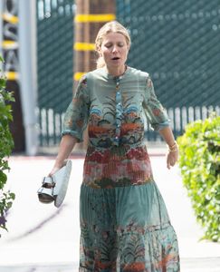 gwyneth-paltrow-walking-with-a-soft-cast-on-her-right-leg-in-la-05-26-2017-4.jpg