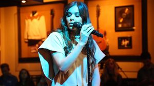 hailee-steinfeld-performs-live-river-on-the-rooftop-at-hard-rock-cafe-nashville-06-22-2017-1.jpg