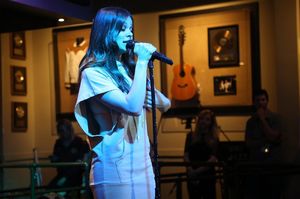 hailee-steinfeld-performs-live-river-on-the-rooftop-at-hard-rock-cafe-nashville-06-22-2017-2.jpg