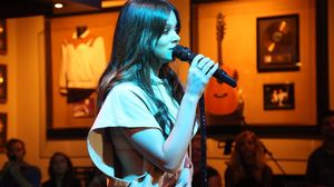 hailee-steinfeld-performs-live-river-on-the-rooftop-at-hard-rock-cafe-nashville-06-22-2017-3.jpg