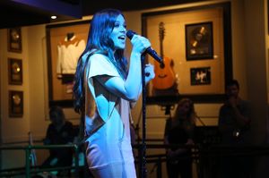 hailee-steinfeld-performs-live-river-on-the-rooftop-at-hard-rock-cafe-nashville-06-22-2017-4.jpg