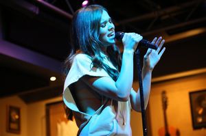 hailee-steinfeld-performs-live-river-on-the-rooftop-at-hard-rock-cafe-nashville-06-22-2017-5.jpg