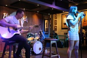 hailee-steinfeld-performs-live-river-on-the-rooftop-at-hard-rock-cafe-nashville-06-22-2017-6.jpg