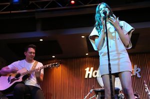 hailee-steinfeld-performs-live-river-on-the-rooftop-at-hard-rock-cafe-nashville-06-22-2017-7.jpg