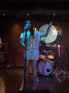 hailee-steinfeld-performs-live-river-on-the-rooftop-at-hard-rock-cafe-nashville-06-22-2017-9.jpg