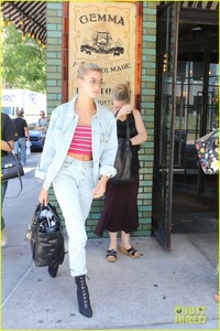 hailey-baldwin-takes-on-dog-sitting-duties-04.jpg