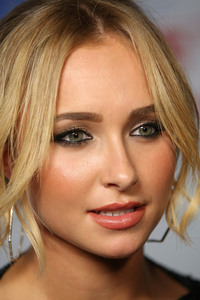 hayden-panettiere-eyes-green.thumb.jpg.6fb8e6f2edeebfc019b154504c64ddb7.jpg