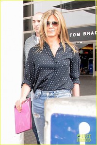 jennifer-aniston-arrives-in-la-while-justin-theroux-cruises-through-nyc-01.jpg