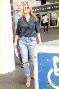 jennifer-aniston-arrives-in-la-while-justin-theroux-cruises-through-nyc-03.jpg