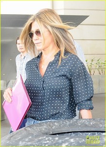 jennifer-aniston-arrives-in-la-while-justin-theroux-cruises-through-nyc-05.jpg