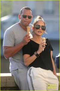 jennifer-lopez-alex-rodriguez-ice-cream-01.jpg